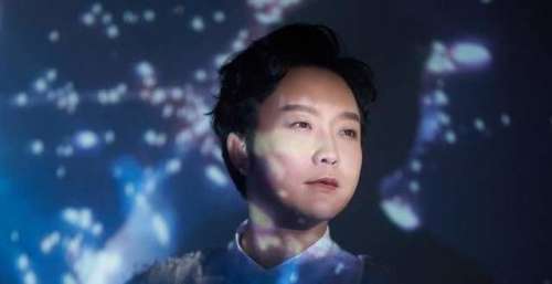 《闪光的乐队》即将开播，李玉刚宣传大图发布：“光一样的男子”