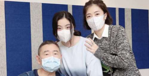 刘銮雄罕见现身出席会议，穿居家服显老态，步履蹒跚需搀扶上车