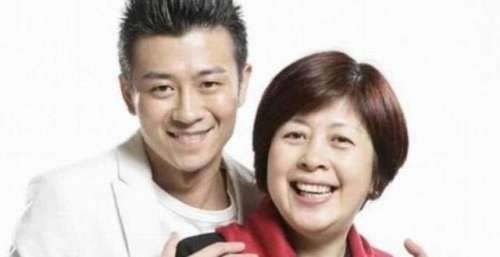 他是星二代出身，亲妈和干妈力捧他都没红，改名字后被张嘉译带火
