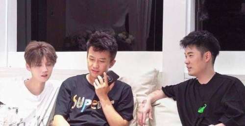 节目中屡次被孤立，沦为跑男边缘人物的郑恺，为何不舍得退出？