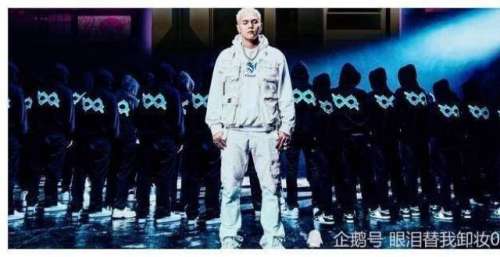 说唱歌手大傻自曝商演出意外：在昆明被撞车，差点气炸了