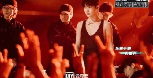 大伙儿被周震南唱歌迷住了