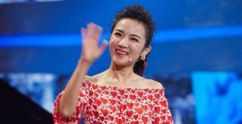 央视24年资历超董卿，管彤为何不红？如今婚姻幸福的她过得怎样？
