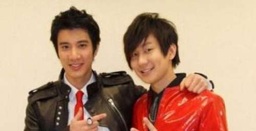 李靓蕾警告，巫启贤喊话，媒体围堵，王力宏也不道歉，却拉黑网友