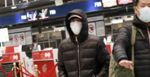 王力宏风波后现身机场，单手插兜心情不错，还挥手对着镜头打招呼