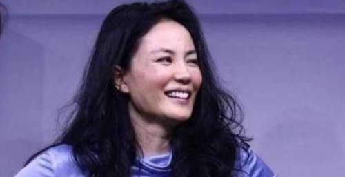 50岁王菲油光满面，一副老太婆的样子，网友：谢霆锋是在替父还债