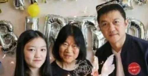 李嫣与奶奶合照公开，留意奶奶的嘴，才懂这些年怪错王菲