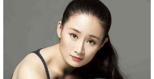 还记得演王小蒙的王亚彬吗？离开赵本山十年，她依旧很行