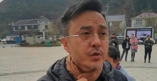主持人汪涵低调现身农村，头发胡子都变得花白，越来越像徐峥