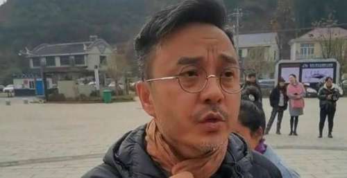 主持人汪涵低调现身农村，头发胡子都变得花白，越来越像徐峥