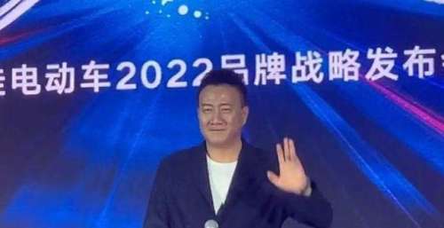 胡军现身三亚签约，保安们做出邀请手势，“明星没有必要这样子”
