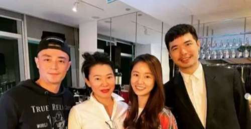 霍如夫妇与好友聚会，霍建华身材发福变沧桑，林心如素颜有少女感
