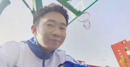 杨迪穿校服发自拍，自称明年我终于18了，后补一张他拍视角，看着也没差