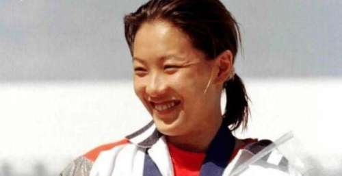 伏明霞搬出梁家豪宅，与梁锦松被传已离婚？或是因为妻子闺蜜