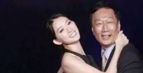 富豪郭台铭58岁娶小24岁，6年内连生三胎，小女儿与孙子同岁