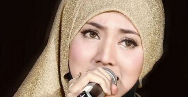 知名女歌手茜拉官宣离婚！身心疲惫难维持婚姻，家中正遭暴雨侵袭