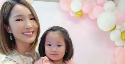 王祖蓝晒照为俩女儿庆生，gabby和妹妹打扮似公主，越长越像双胞胎