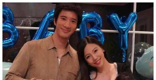 王力宏从一开始就很明显，李靓蕾为什么能做到视而不见？