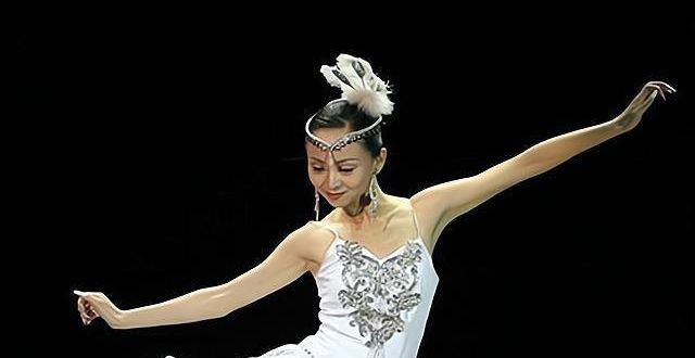 《千手观音》已过去15年，领舞邰丽华光彩依旧，她最近怎样？