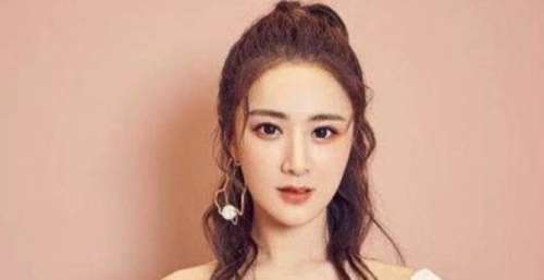 薇娅事件后续：浙江台为她定制的综艺被替换，老家撤下她的标语
