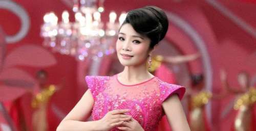 军旅歌手李丹阳：56岁仍未婚，没有宝宝成遗憾，和母亲生活在一起