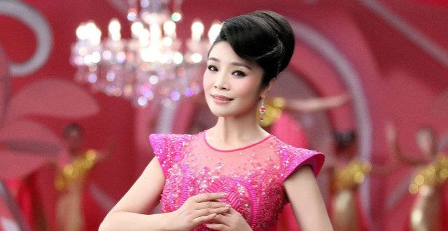 军旅歌手李丹阳：56岁仍未婚，没有宝宝成遗憾，和母亲生活在一起