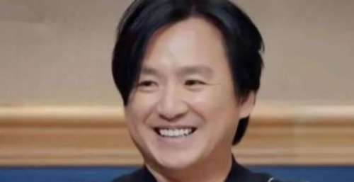 3位“古惑仔”重聚，张柏芝第一个男人现身，陈小春倒茶叫他大哥