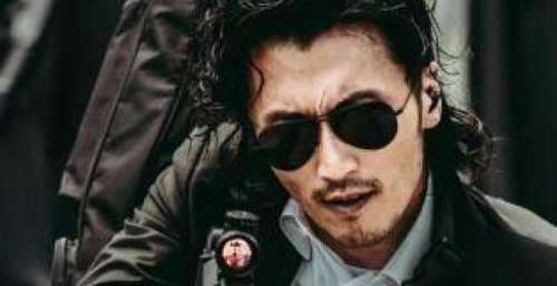 41岁谢霆锋再获影帝，西装披肩上好潇洒，网友：这个男人不会老