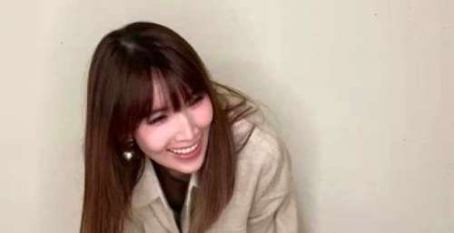陈若仪穿风衣拍写真，林志颖老婆仰头掩嘴傻笑，小拇指钻戒惹眼