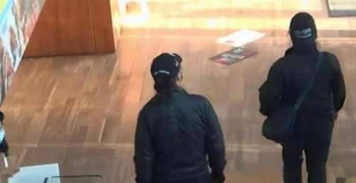 拄拐出行场面凄凉，网友：该享受的他都享受了，这辈子够本了