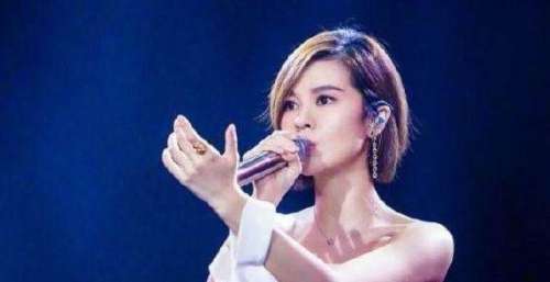 她是超女第四名，如今成绩甩出冠军一大截，演唱会更是一票难求