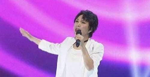 她曾7次登上舞台，后因放央视鸽子淡出歌坛，现在的她咋样了