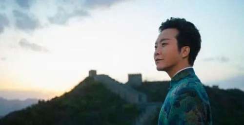 《万疆》爆火背后—从贫困农村男孩到国家一级演员，他经历了什么？