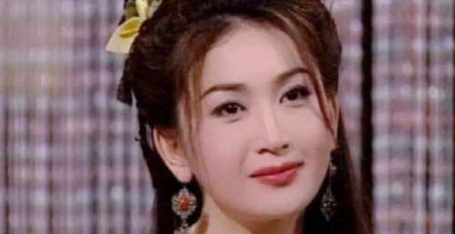 55岁温碧霞晒全家福庆圣诞节，与老公儿子四月未见，满墙名酒抢镜