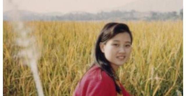 宋：成名后走出苗寨，上24年，仍不忘借钱供她上学的母亲
