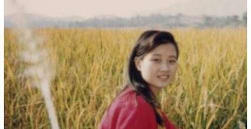 宋：成名后走出苗寨，上24年，仍不忘借钱供她上学的母亲