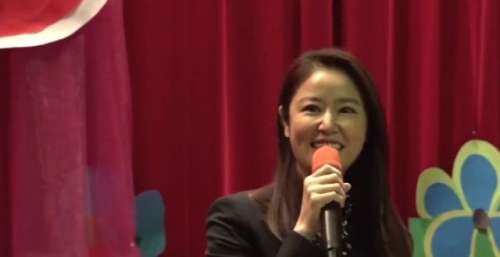 45岁林心如低调回母校！未P图皮肤被吐槽太油，笑容僵硬略显老态