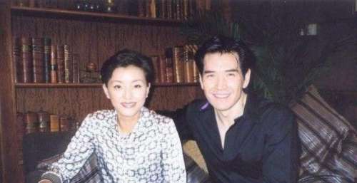 费翔：被姐姐改变人生、为妈妈被封杀，最终因父母选择孤独一生