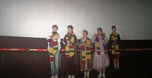 有笑有泪！《穿过寒冬拥抱你》成都云首映，贾玲跟黄渤飙演技与朱一龙演CP