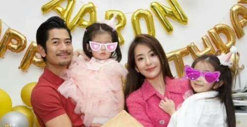 郭富城与方媛抱着俩女儿温馨合影，城城疲态与太太年龄差明显