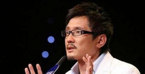 54岁知名音乐人痛失爱女，满头白发令人心疼，曾被嘲笑模仿周星驰