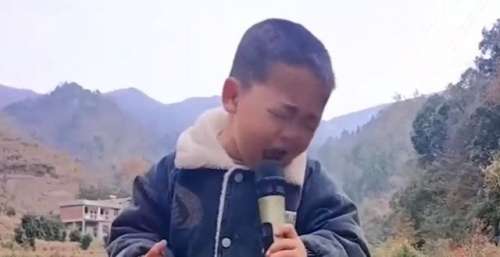 农村山里娃：唱歌表情撕心裂肺吸粉百万，未来歌神非他莫属！