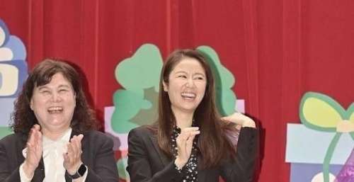 45岁林心如穿着大方得体跟校友像两代人，她的高情商里藏着大牌明星的涵养