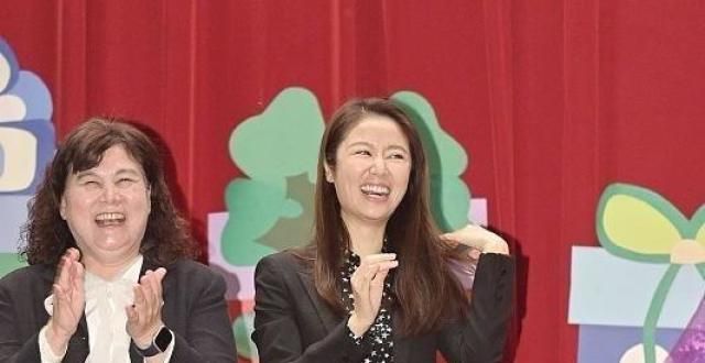 45岁林心如穿着大方得体跟校友像两代人，她的高情商里藏着大牌明星的涵养