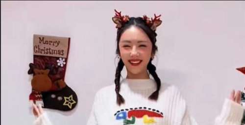 明星过洋节被嘲，评论区都是差评，唯有欧阳震华亲切回应网友