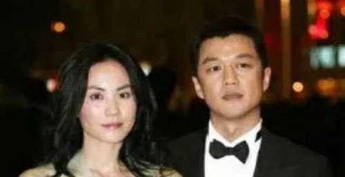 52岁王菲久违现身，大衣搭配万元包，4名助理同行气场足