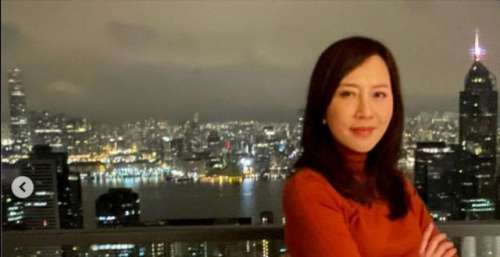 59岁港星晒家中巨型圣诞树，新豪宅内景曝光，俩月前1.3亿卖旧屋