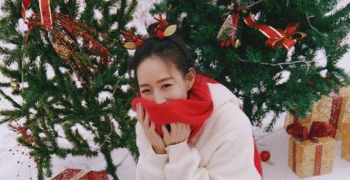 张钧甯圣诞氛围感写真曝光，笑容治愈灿烂，如雪地里的精灵