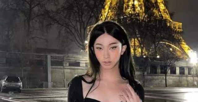 伊能静儿子女装扮相过圣诞，化大浓妆长发及腰，举手投足间显自信
