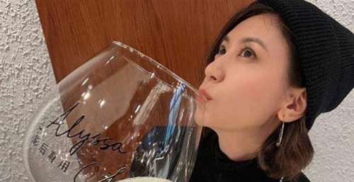 贾静雯事业婚姻双丰收晒出幸福照，超大女神御用酒杯惊呆网友